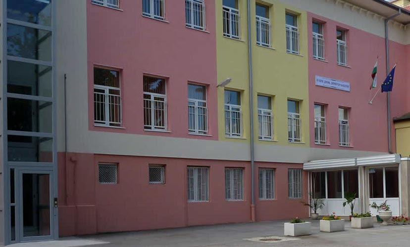 Министър Коларова изненадващо посети IV помощно училище