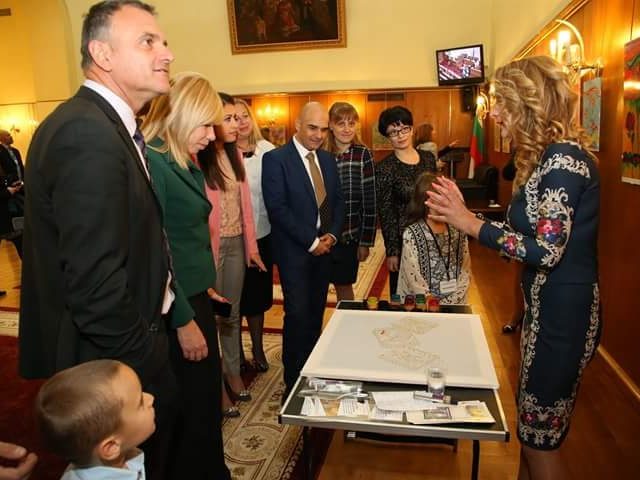 Пожелахме успех на детската школа в кандидатстването й за вписване в „Книгата на рекордите на Гинес“ за най-дълга рисунка на коприна в България и на Балканския полуостров.