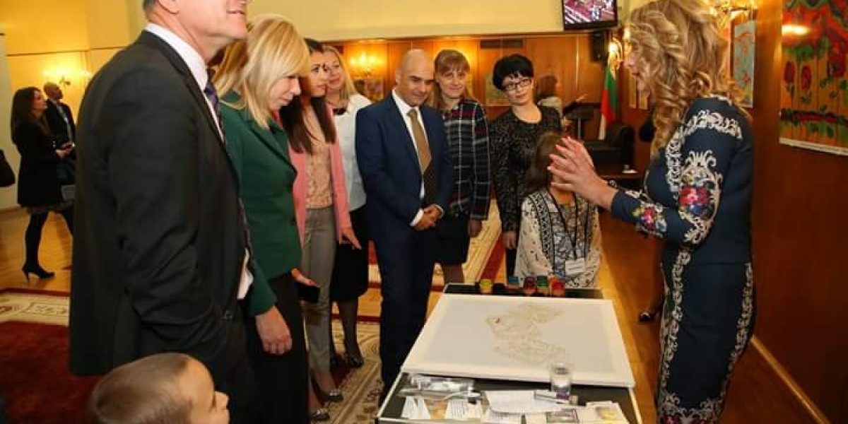 Пожелахме успех на детската школа в кандидатстването й за вписване в „Книгата на рекордите на Гинес“ за най-дълга рисунка на коприна в България и на Балканския полуостров.