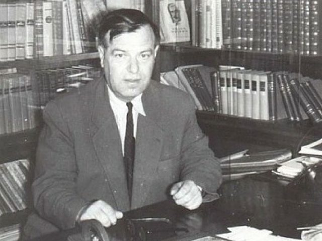 Ангел Иванов Каралийчев e роден на 21 август 1902 година в град Стражица, област Велико Търново. В ранно детство расте в бедно семейство,