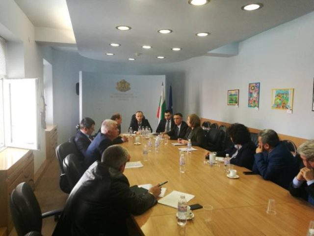 Kметовете на Кърджали Хасан Азис, на Ардино – Ресми Мурад, на Момчилград – Сунай Хасан, на Черноочене – Айдън Осман, на Крумовград – Себихан Мехмед, на Кирково – Шинаси Сюлейман, зам.-кметът на Джебел Хюсеин Мустафа