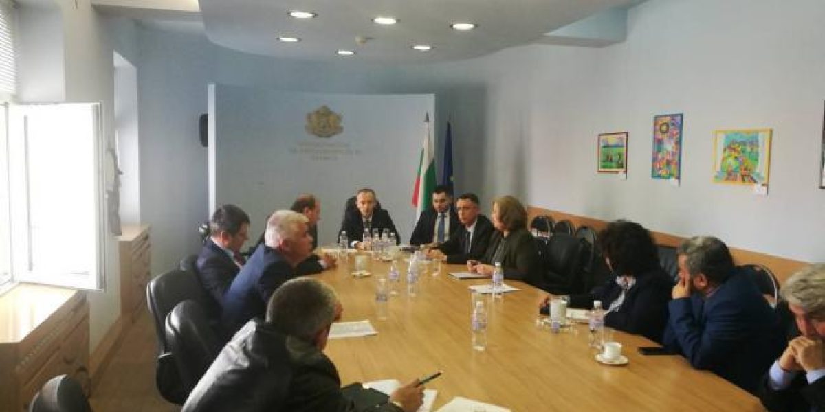 Kметовете на Кърджали Хасан Азис, на Ардино – Ресми Мурад, на Момчилград – Сунай Хасан, на Черноочене – Айдън Осман, на Крумовград – Себихан Мехмед, на Кирково – Шинаси Сюлейман, зам.-кметът на Джебел Хюсеин Мустафа