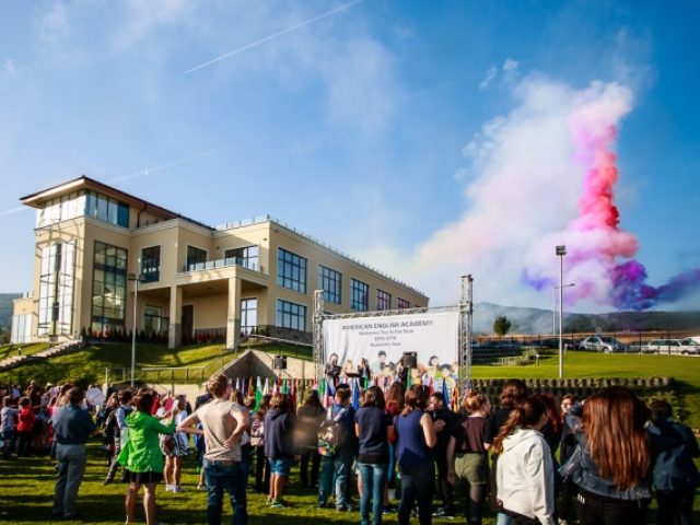 Уникалната билингвална система на обучение, която е запазена марка на академията, предлага преподаване на два езика – български и английски.