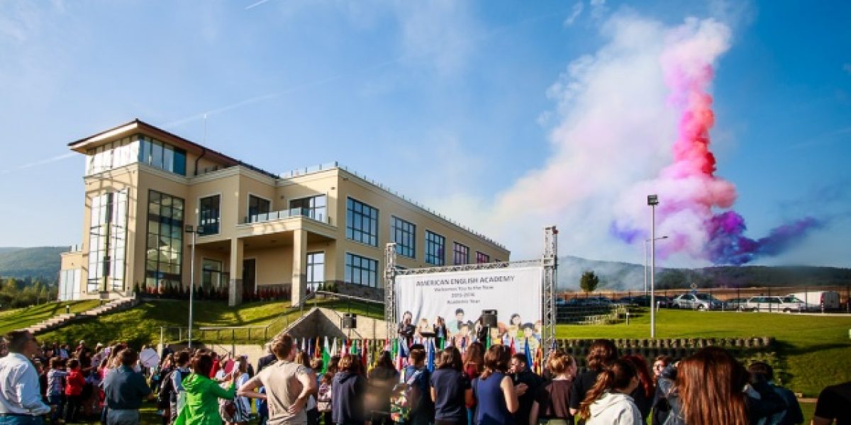 Уникалната билингвална система на обучение, която е запазена марка на академията, предлага преподаване на два езика – български и английски.