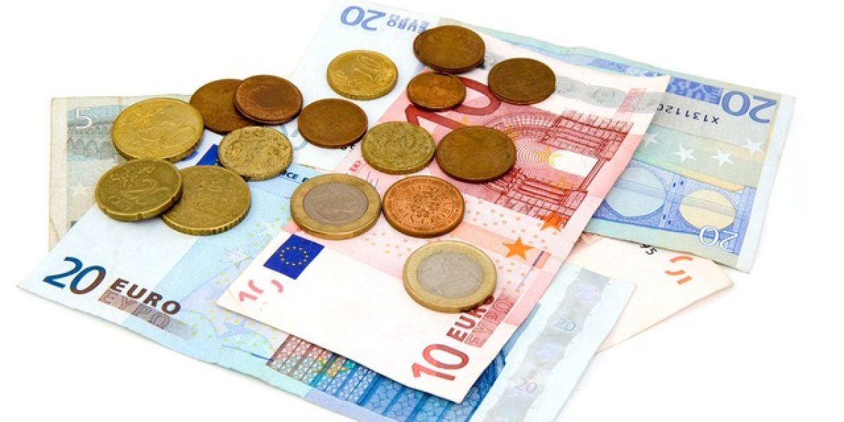 Увеличават стартовите учителски заплати